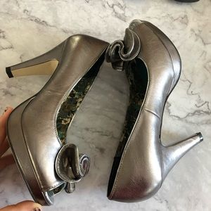 Steve Madden, Peep Toe Platform Heels, Size 8. In excellent condition!